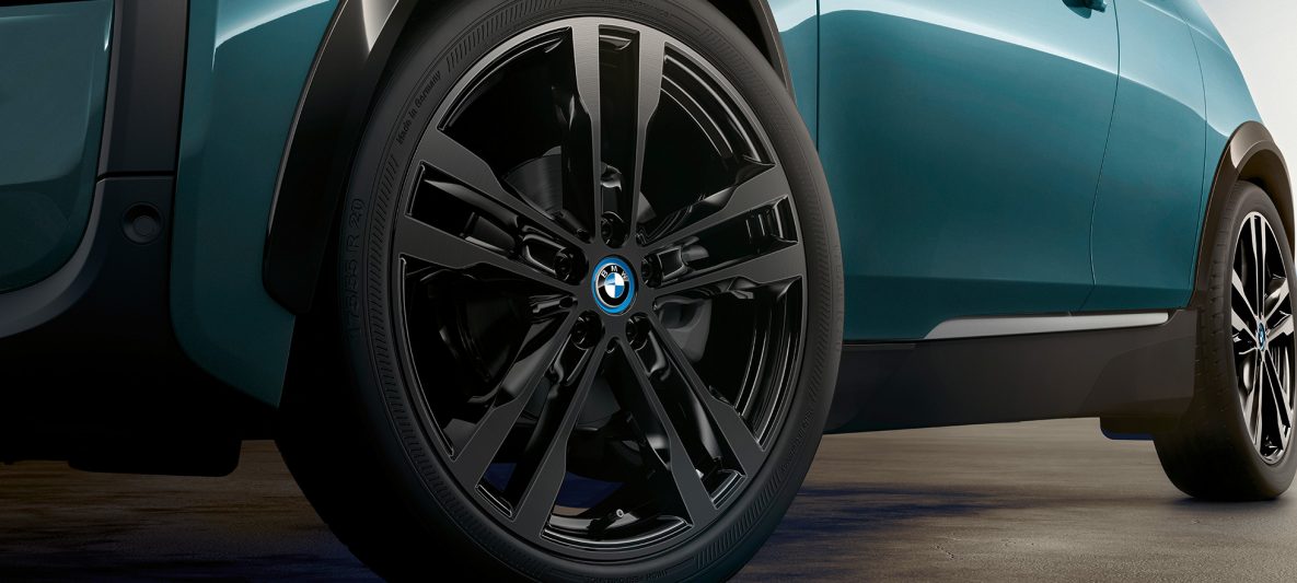 BMW i3 I01 2018 Jucarobeige mit Akzent Frozen Grey metallic Nahaufnahme Leichtmetallrad Felge